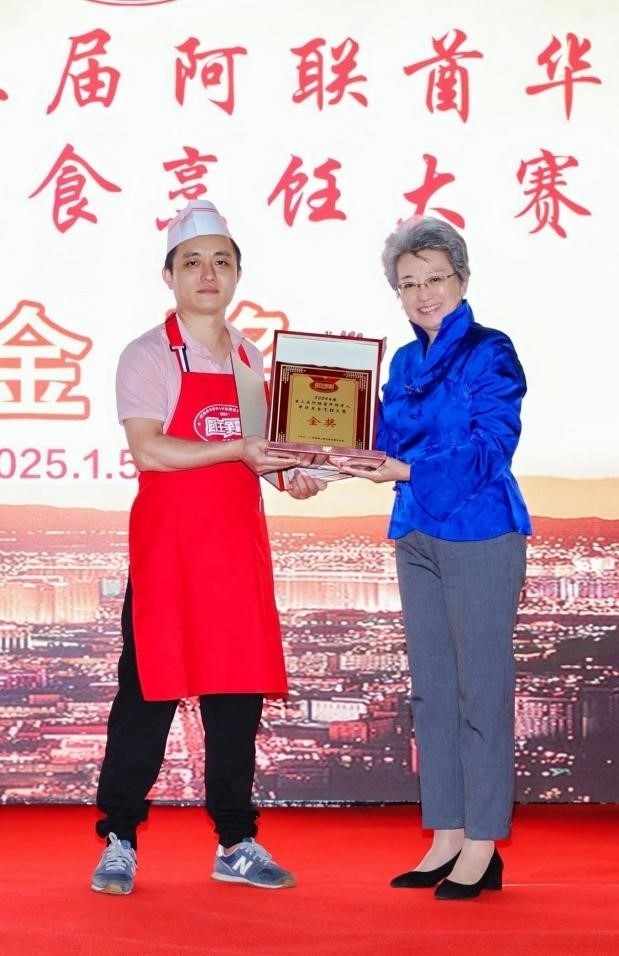 中國駐迪拜總領事歐渤芊（右）為金獎獲得者頒獎。主辦方供圖