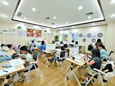 廣東深圳市龍崗區(qū)黨群服務(wù)中心開設(shè)的共享自習(xí)室一景。受訪者供圖