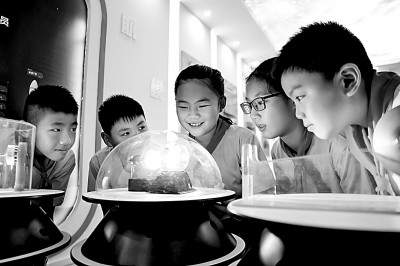 江西省南昌市青云客航天科創(chuàng)空間青少年科普館，孩子們在觀察光壓傳動試驗。鮑贛生攝/光明圖片