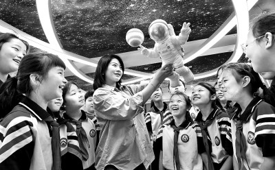 河北省邯鄲市邯山區(qū)實驗小學(xué)老師向?qū)W生們介紹航空航天知識。郝群英攝/光明圖片