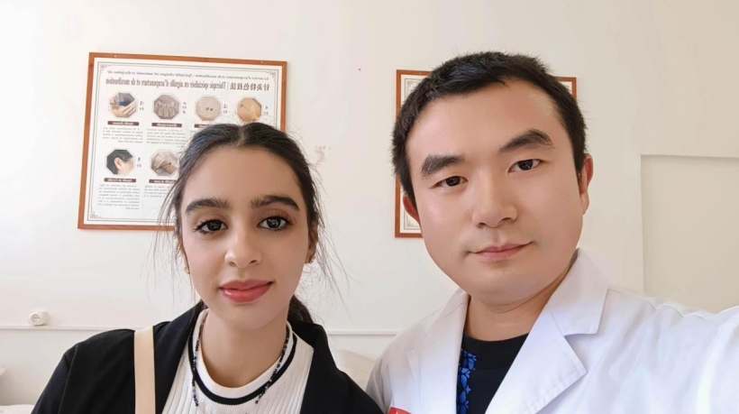 康復(fù)后的阿斯瑪與中國(guó)醫(yī)生梁敏。中國(guó)援阿爾及利亞醫(yī)療隊(duì)供圖