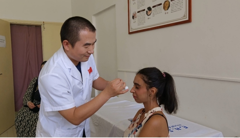 中國(guó)醫(yī)生為患者針灸治療。中國(guó)援阿爾及利亞醫(yī)療隊(duì)供圖