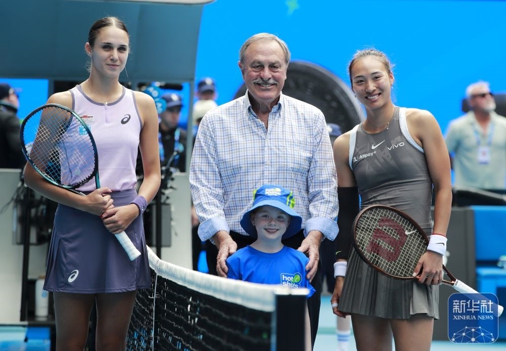 ↑鄭欽文（右）、托多尼（左）在比賽前與澳大利亞網(wǎng)球名將約翰·紐康姆合影。新華社記者 馬平 攝