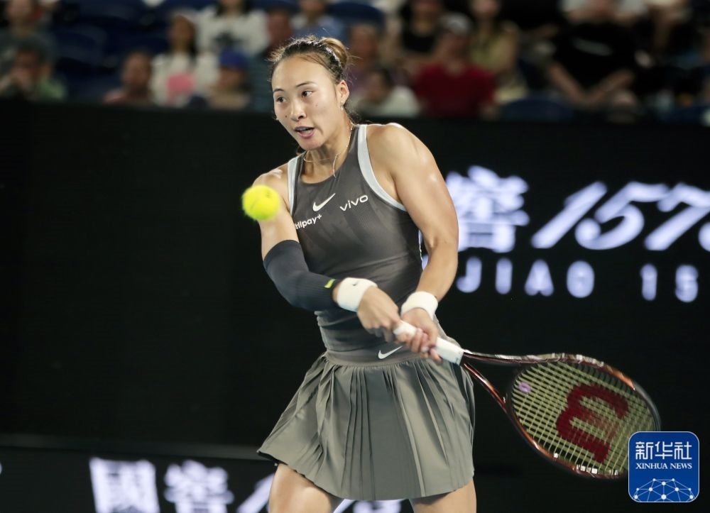 ↑鄭欽文在比賽中回球。新華社記者 馬平 攝