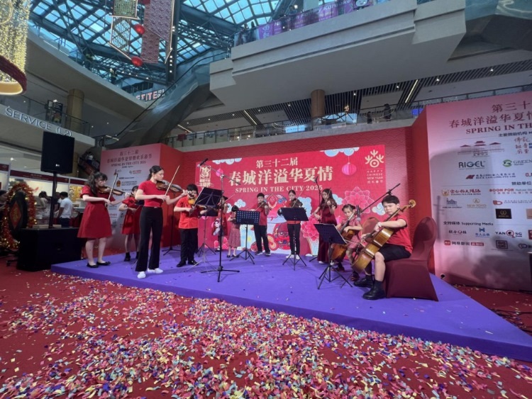 來(lái)自中國(guó)和新加坡的藝術(shù)團(tuán)體聯(lián)袂表演了歌舞、器樂(lè)、武術(shù)、雜技等多種形式的文藝節(jié)目。活動(dòng)主辦方供圖