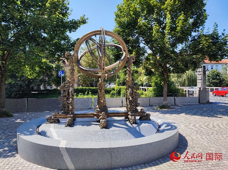 位于盧布爾雅那古城中心河畔的中斯友好紀(jì)念碑。人民網(wǎng)記者 謝亞宏攝