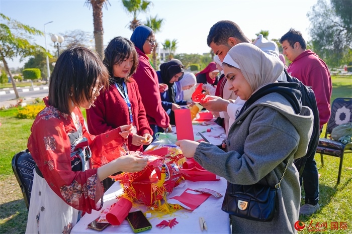 學(xué)生們踴躍參與中國(guó)文化體驗(yàn)活動(dòng)。人民網(wǎng) 塔里克·易卜拉欣攝