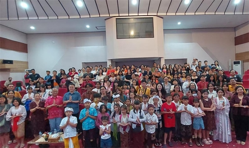 出席活動的師生與嘉賓合影。巴陵康孔子學院供圖