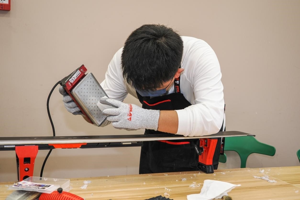 米嘉軒正在給雪板打蠟。受訪者供圖