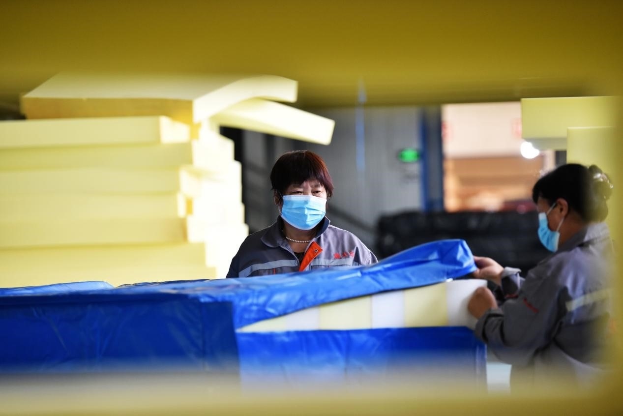 定州市某公司生產(chǎn)的短道速滑防護(hù)墊、速度滑冰防護(hù)墊、雪上防護(hù)墊等產(chǎn)品。白永民攝