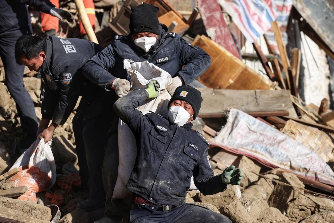 1月9日，定日縣長(zhǎng)所鄉(xiāng)古榮村，日喀則市公安局民警協(xié)助受災(zāi)群眾清理廢墟。 環(huán)球時(shí)報(bào)記者 崔萌攝