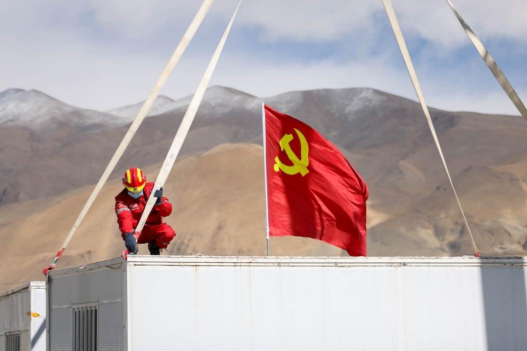 1月13日，定日縣長(zhǎng)所鄉(xiāng)嘎布村安置點(diǎn)，中國(guó)安能三局成都基地支援震區(qū)的黨員突擊隊(duì)隊(duì)員在搭建活動(dòng)板房。人民日?qǐng)?bào)記者張武軍攝