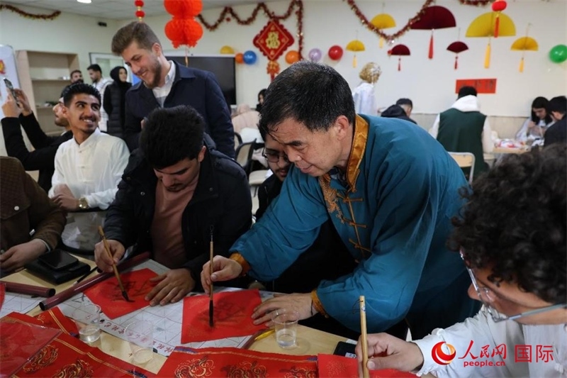 寫福字。人民網(wǎng)伊納斯·易卜拉欣攝