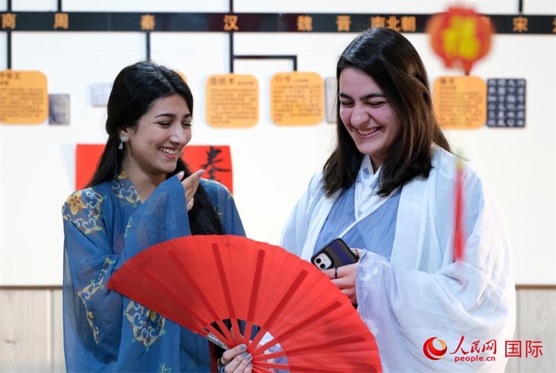 兩名參加活動的學(xué)生。人民網(wǎng)伊納斯·易卜拉欣攝