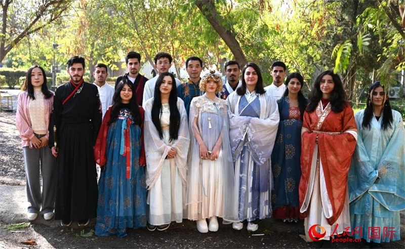 部分參加活動的師生合影。人民網(wǎng)伊納斯·易卜拉欣攝