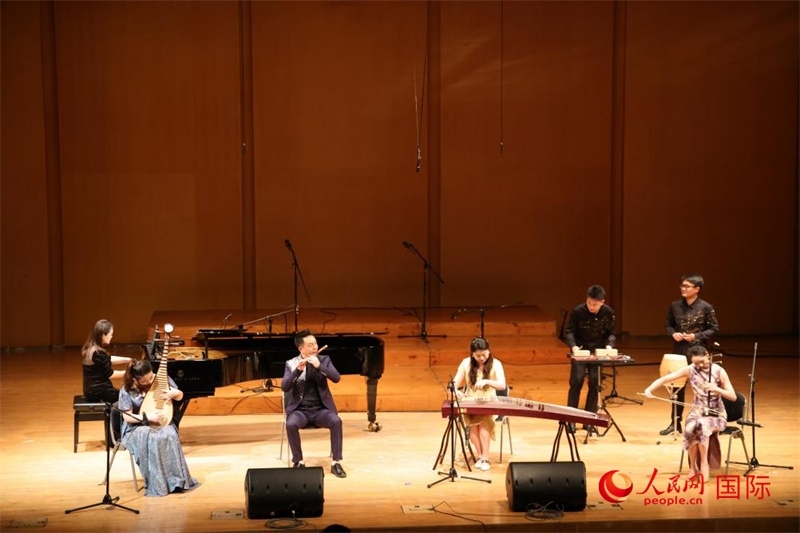 來自云南藝術(shù)學院的音樂家在演奏《金蛇狂舞》。人民網(wǎng)記者 楊一攝