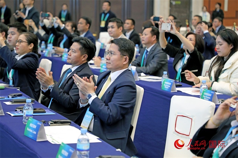 這是1月16日在南寧國(guó)際會(huì)展中心拍攝的“世界市長(zhǎng)對(duì)話·南寧”活動(dòng)現(xiàn)場(chǎng)。人民網(wǎng)記者 趙益普攝