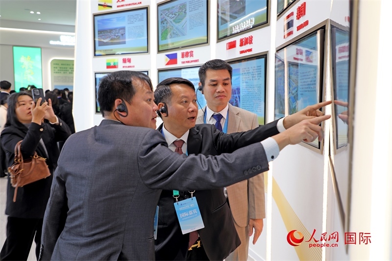 越南參會(huì)代表在南寧國(guó)際會(huì)展中心參觀。人民網(wǎng)記者 趙益普攝