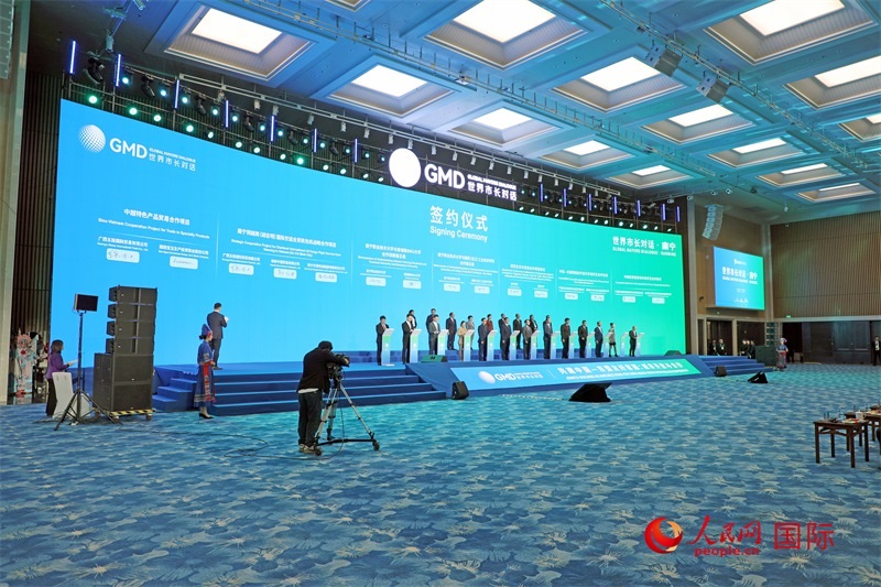 活動(dòng)現(xiàn)場(chǎng)舉行的中國(guó)同東盟國(guó)家交流合作項(xiàng)目簽約。人民網(wǎng)記者趙益普攝