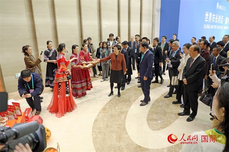 東盟國(guó)家市長(zhǎng)聽(tīng)取南寧特色茉莉花茶的講解。人民網(wǎng)記者 趙益普攝