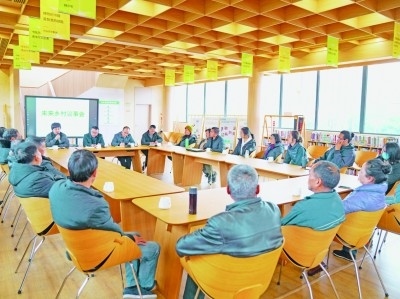 各種形式的民主協(xié)商議事會在余杭區(qū)落地生花。圖為黃湖鎮(zhèn)就共富工坊工作召開未來鄉(xiāng)村議事會。資料圖片