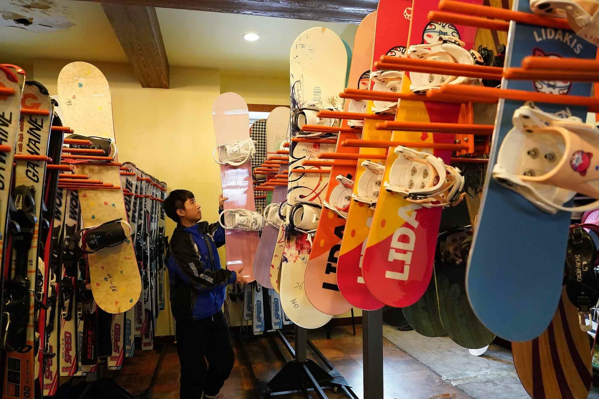 海拉爾滑雪場，工作人員在整理雪具