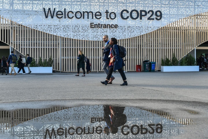 2024年11月15日，在阿塞拜疆首都巴庫，人們經(jīng)過聯(lián)合國氣候變化巴庫大會的會場。新華社記者 曹陽 攝