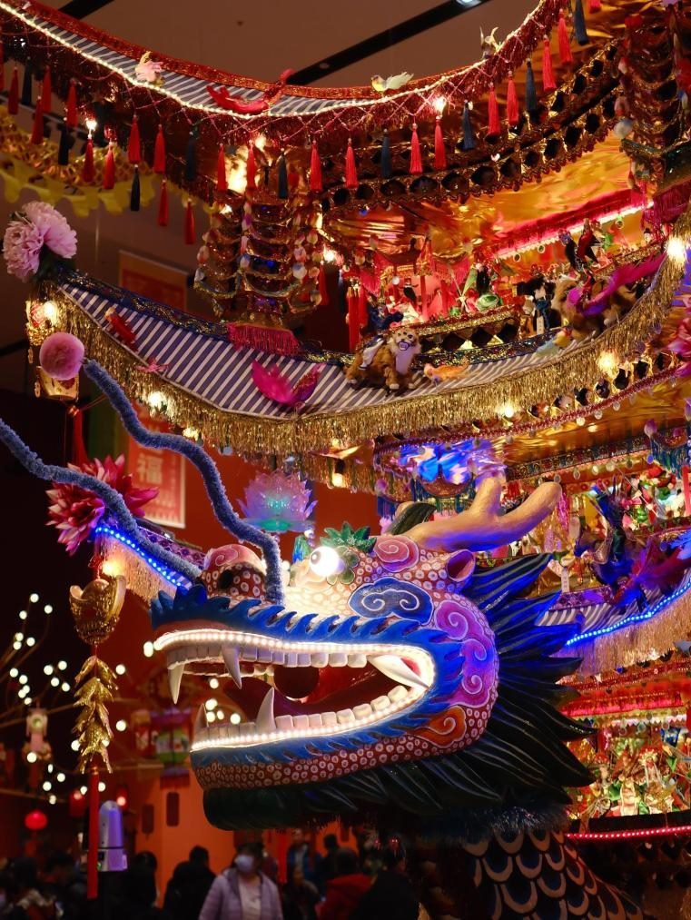 圖為“過年——春節(jié)主題展”中展出的浙江樂清首飾龍燈彩。