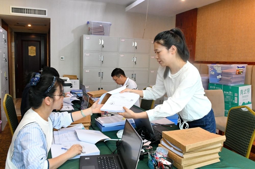 福州市委巡察機(jī)構(gòu)對全市法院系統(tǒng)開展提級聯(lián)動(dòng)交叉巡察。在永泰縣駐地，巡察組工作人員查看財(cái)務(wù)憑證（2024年5月21日攝）。新華社記者 林善傳 攝