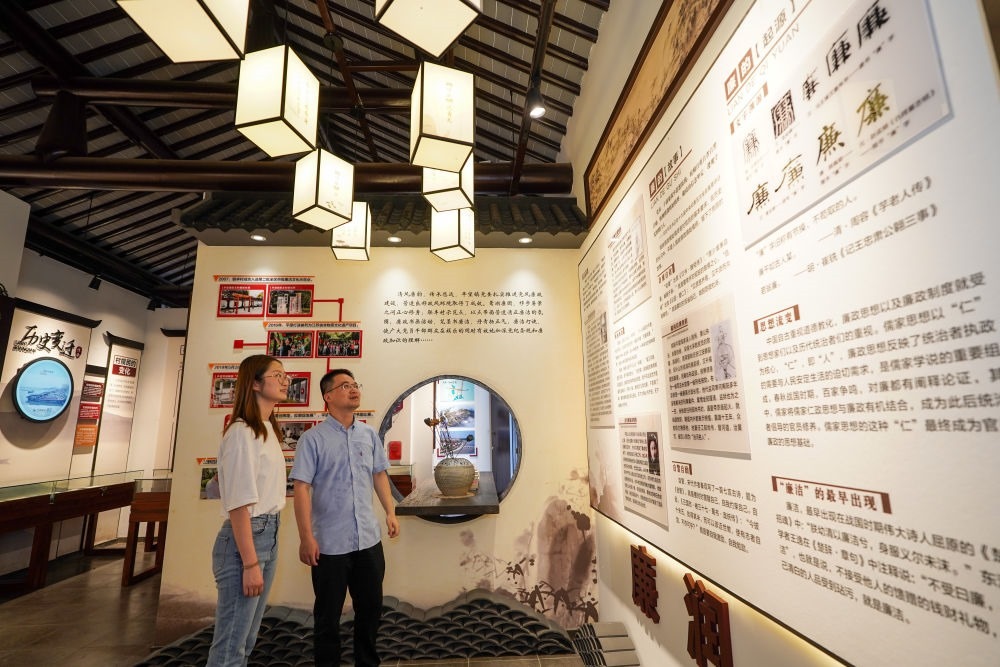 參觀者在蘇州市吳江區(qū)平望鎮(zhèn)廉潔教育基地鶯湖廉園內(nèi)參觀（2024年7月4日攝）。新華社記者 李博 攝