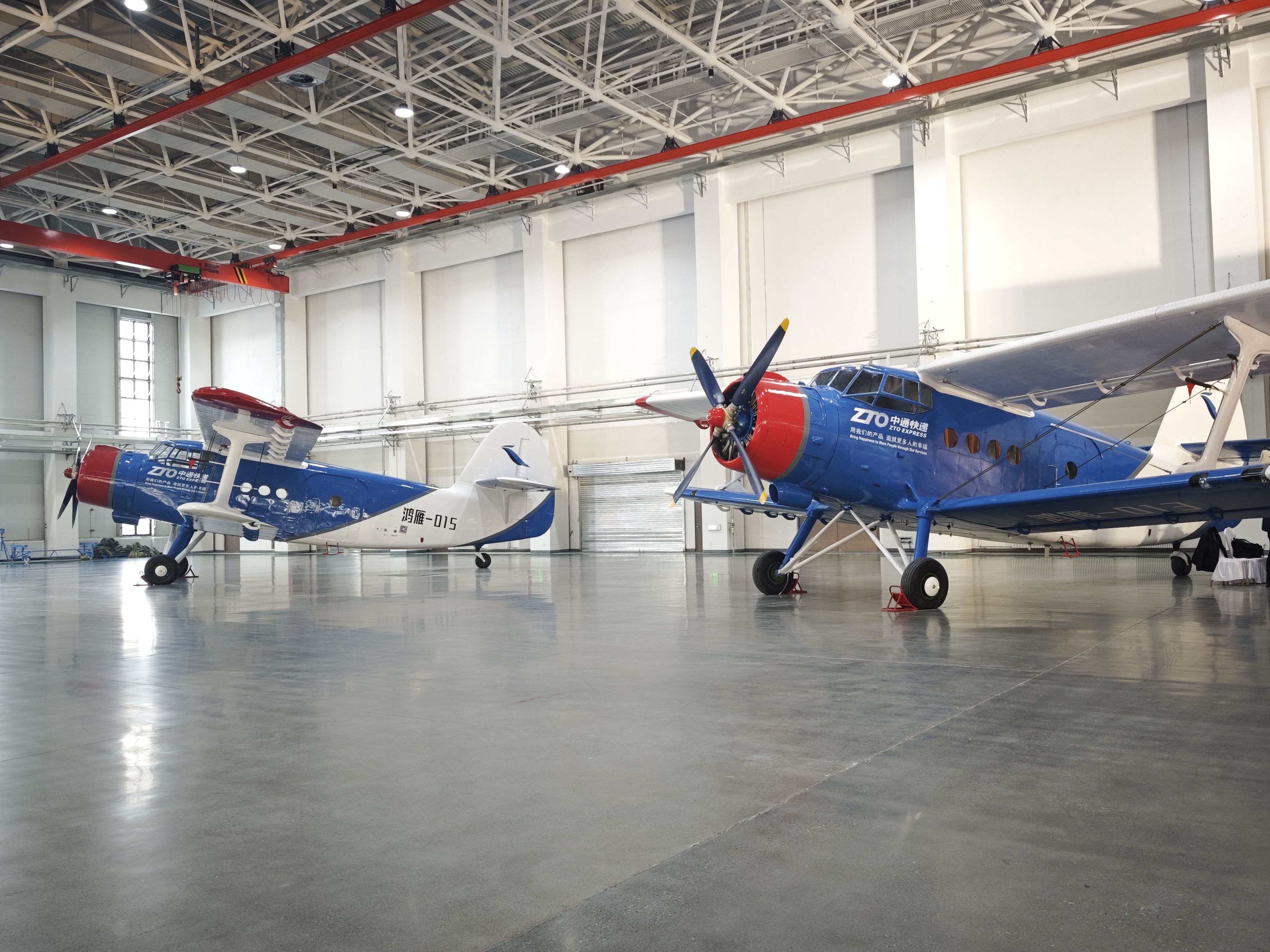 1月20日，停放在交付現(xiàn)場的大型無人機(jī)鴻雁（HY100）。新華社記者 茍立鋒 攝