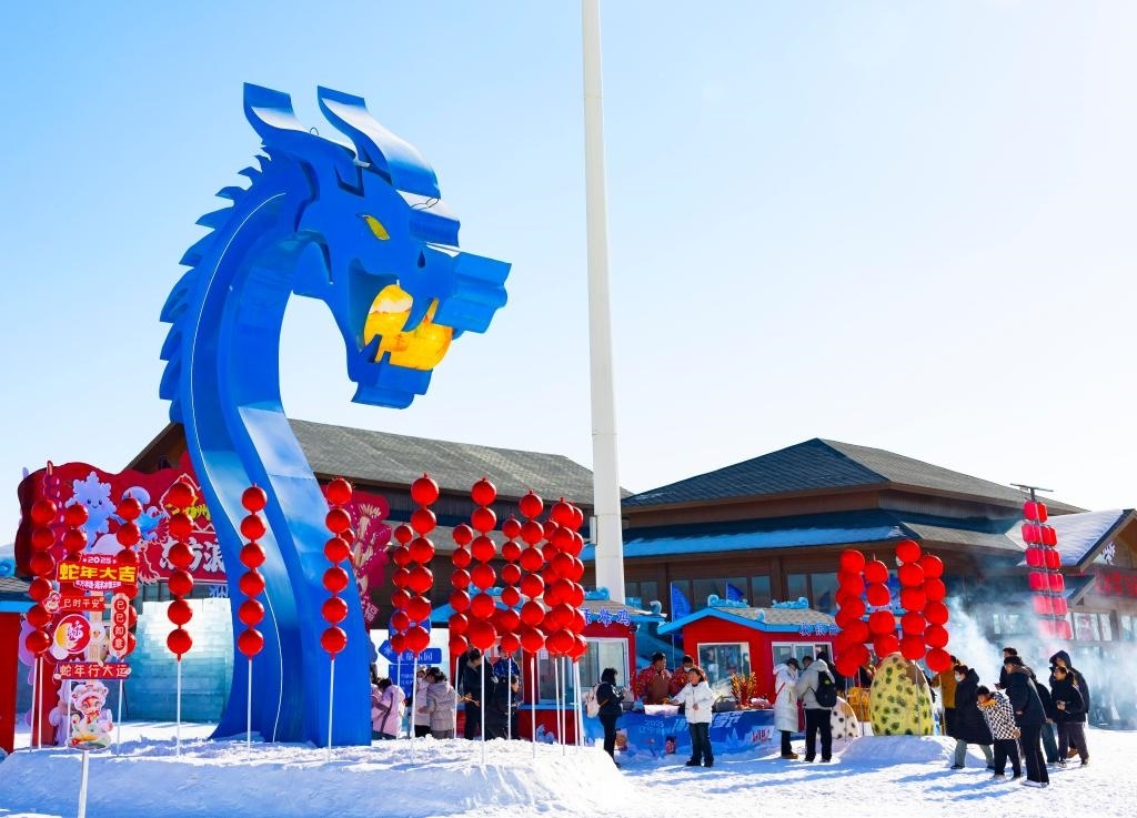 2025年1月，游客在遼寧錦州東方華地城海洋冰雪王國內(nèi)游覽。新華社發(fā)