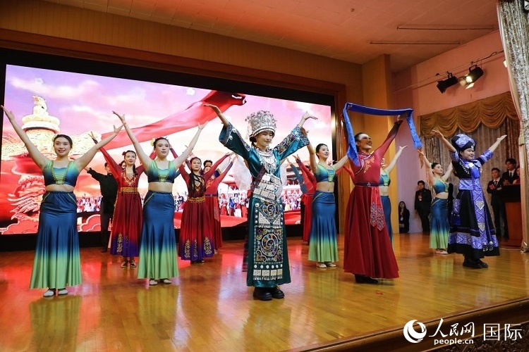 留俄學生進行民族舞表演。人民網(wǎng)記者 隋鑫攝