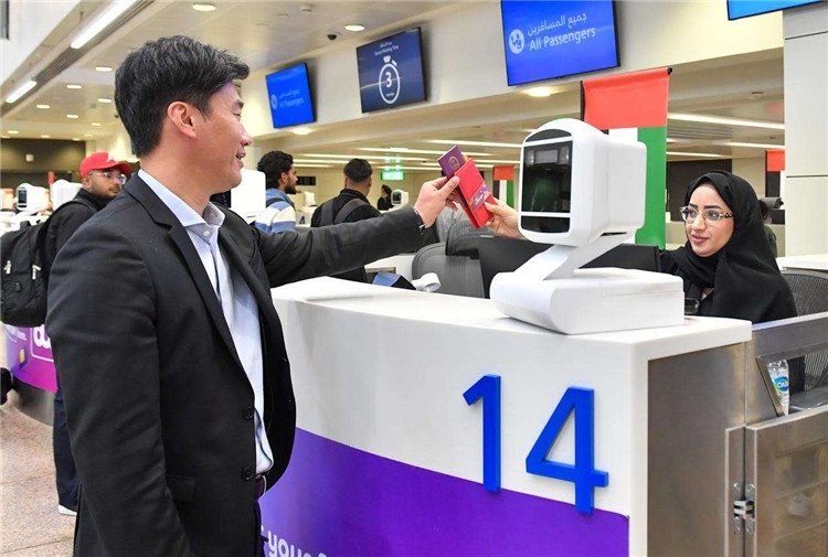 1月22日，迪拜免稅店聯(lián)合迪拜移民局向入境中國(guó)旅客贈(zèng)送新年賀禮。迪拜移民局供圖