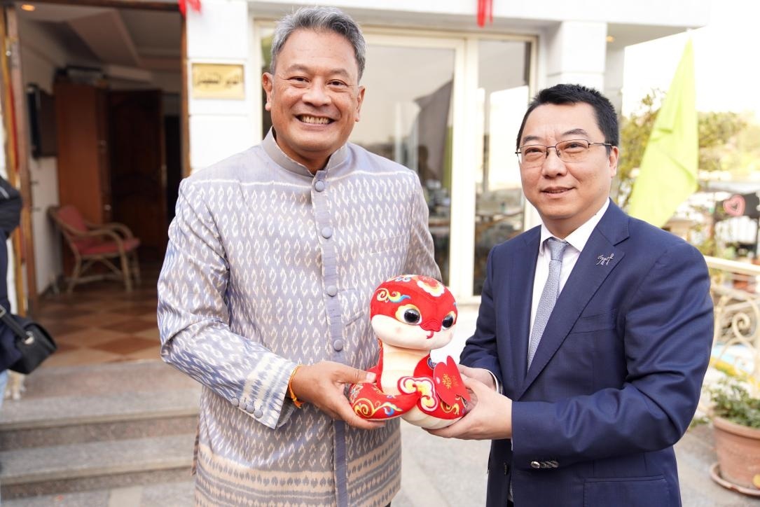 中國駐埃及使館參贊兼開羅中國文化中心主任張易向塔納瓦大使贈送2025“歡樂春節(jié)”吉祥蛇。開羅中國文化中心供圖