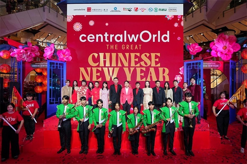 中泰嘉賓在活動開幕式上合影留念?；顒又鬓k方供圖