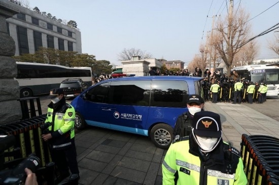  1月21日，尹錫悅乘坐的車輛進(jìn)入韓國(guó)首爾的憲法法院。新華社記者姚琪琳攝