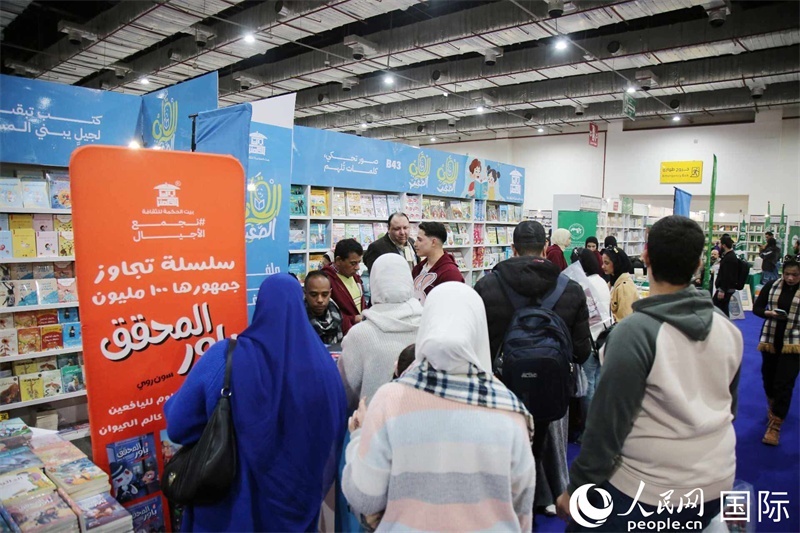 觀眾參觀書(shū)展展臺(tái)。人民網(wǎng)記者 黃培昭攝