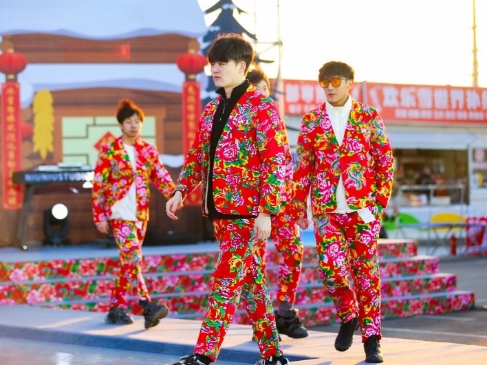 東北滑雪走秀現(xiàn)場。人民網(wǎng)記者 許維娜攝