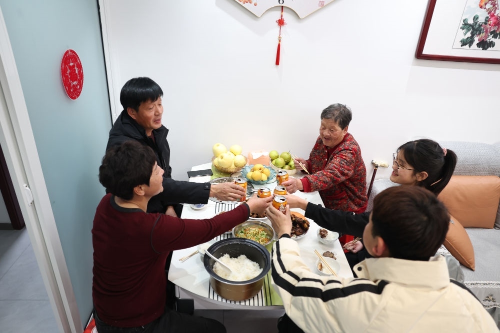 2025年1月22日，遼寧省葫蘆島市綏中縣祝家溝村村民朱西存一家在新房里。新華社記者姚劍鋒 攝