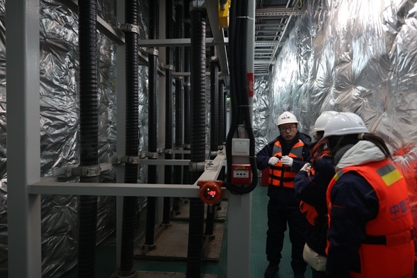 運(yùn)維人員在風(fēng)電場海上升壓站上進(jìn)行巡視檢查。受訪者供圖