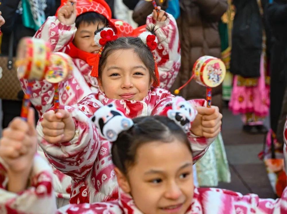 △新疆大巴扎社火迎新春，孩子們在現(xiàn)場表演。