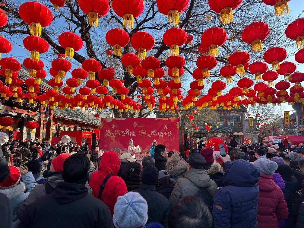 1月29日，市民游客在北京廠甸廟會(huì)感受濃濃年味。新華社記者 楊淑君 攝