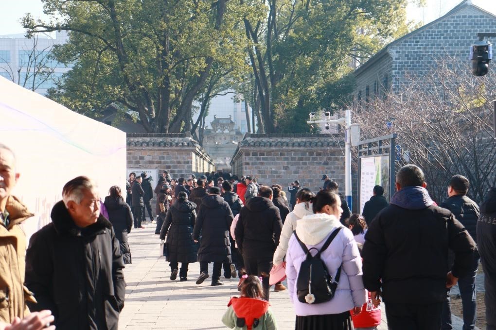 1月29日，游客在安徽省桐城市的六尺巷游覽。新華社記者 許諾 攝