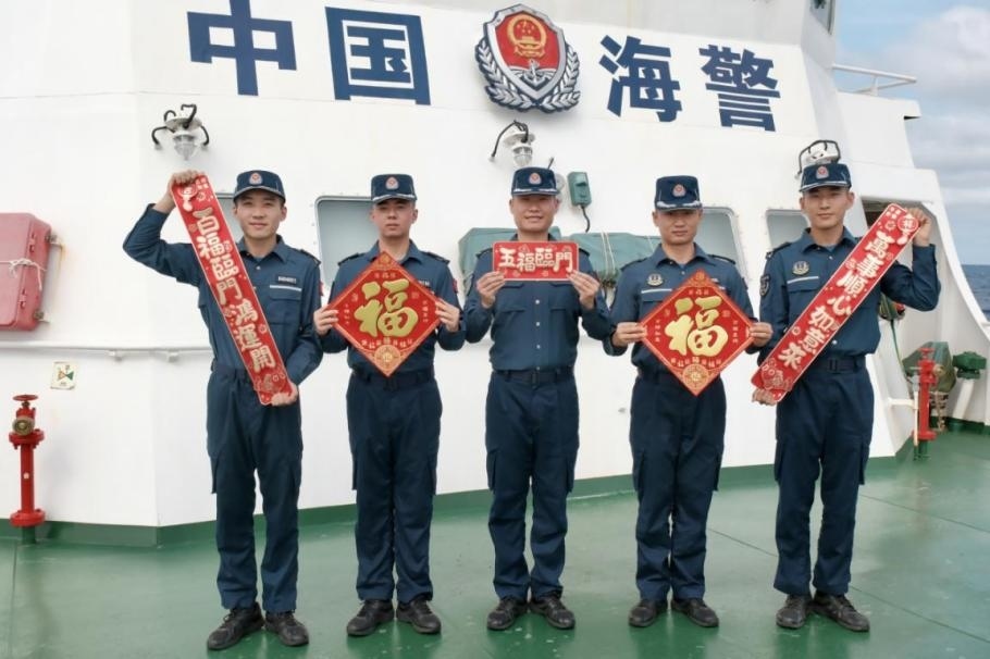 1月27日，中國海警海鷗艦執(zhí)法員們展示春聯(lián)福字，慶祝農(nóng)歷春節(jié)。