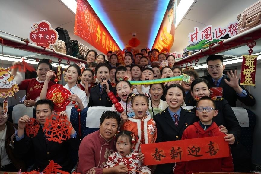 全體演職人員與旅客大合影。人民網(wǎng) 歐陽(yáng)易佳攝