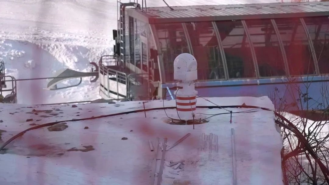 設(shè)在坡面障礙技巧和大跳臺雪道旁的激光測風(fēng)雷達。氣象部門供圖