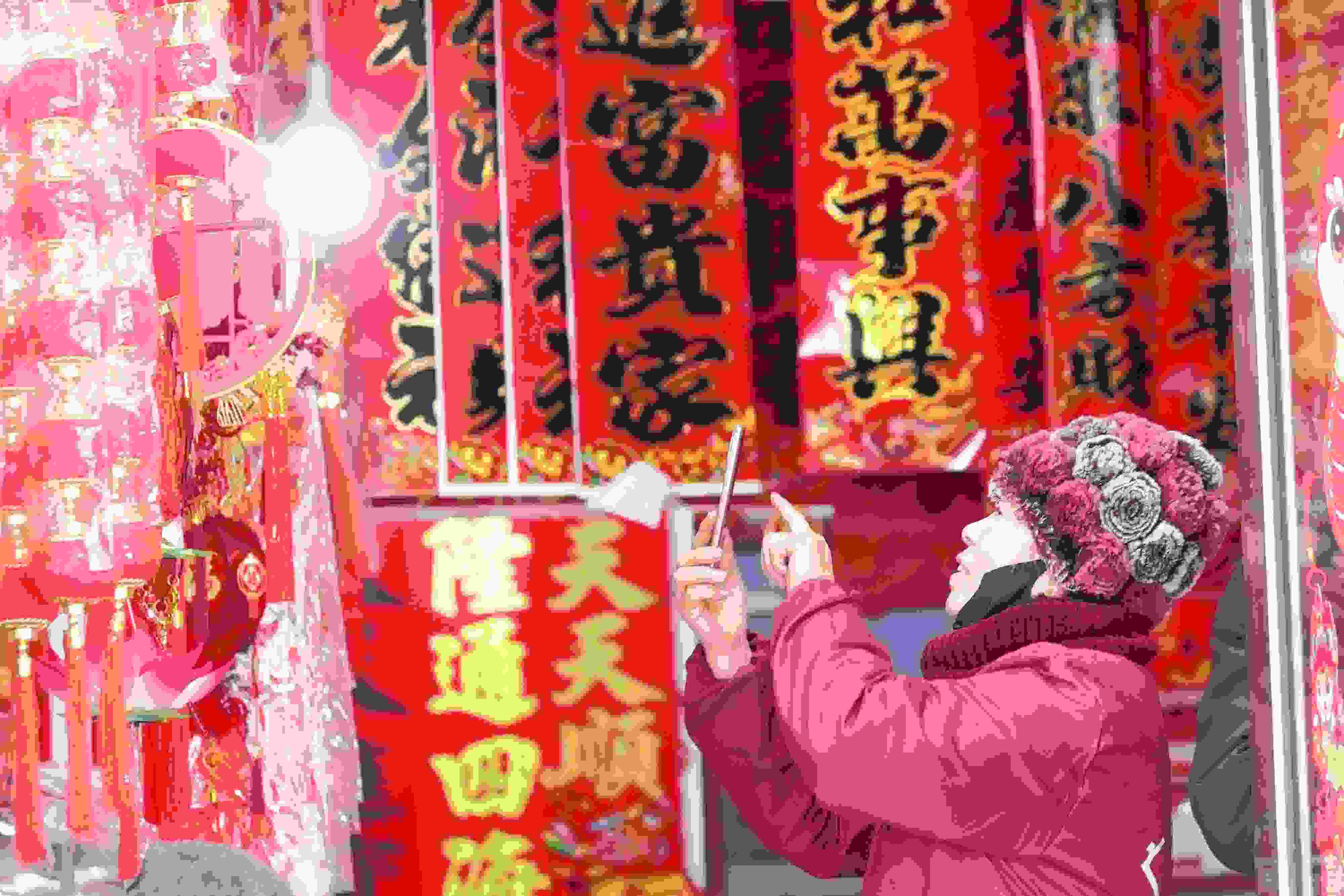 2025年1月5日，在山東省高密市夏莊鎮(zhèn)東李家村，商戶通過手機在網(wǎng)上推銷新春飾品。