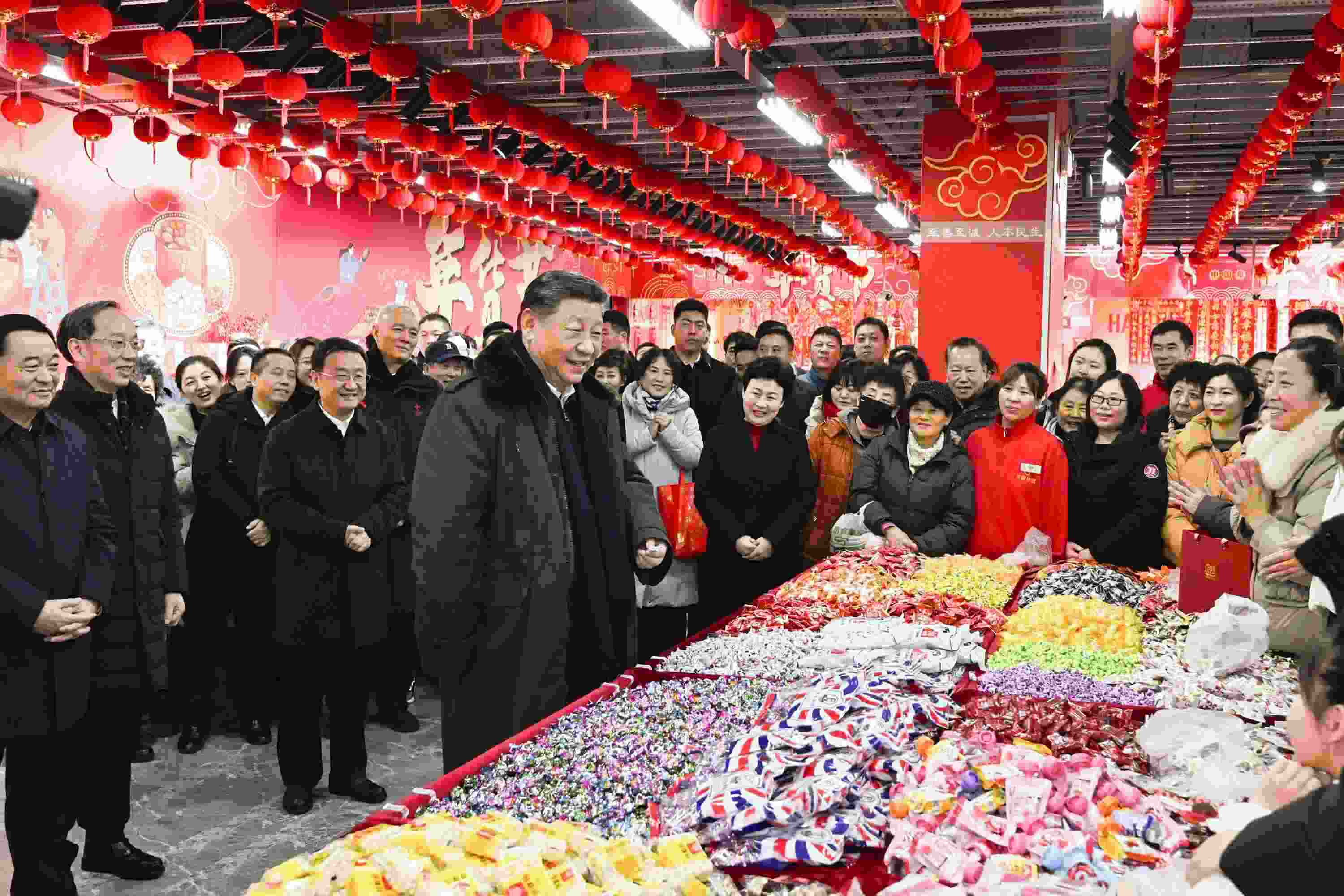 2025年1月23日，習(xí)近平總書記在遼寧沈陽大東副食品商場考察時(shí)，同店主和顧客親切交流，向大家致以新春祝福。