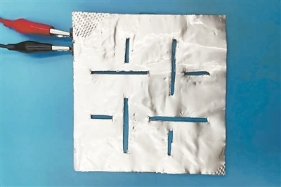 帶有矩形孔的袋式電池。圖片來源：英國《新科學家》雜志網(wǎng)站